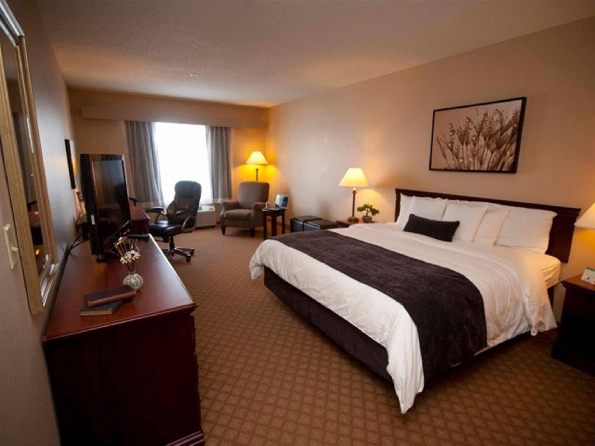Town & Country Inn And Suites Quincy Exterior photo