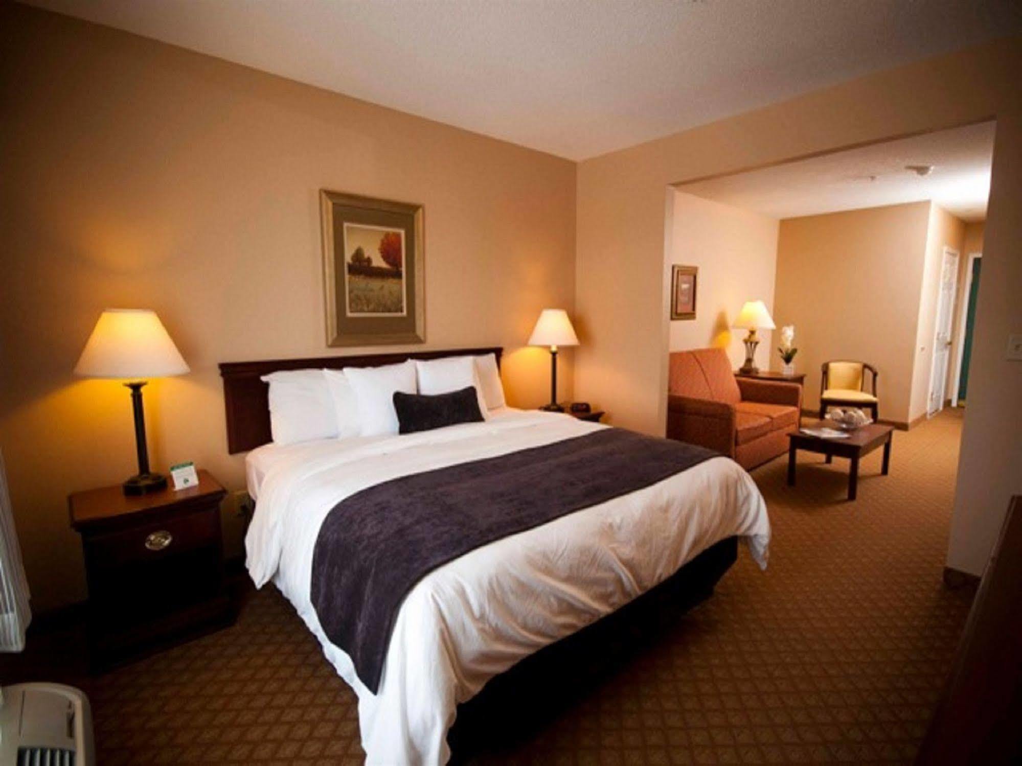 Town & Country Inn And Suites Quincy Exterior photo