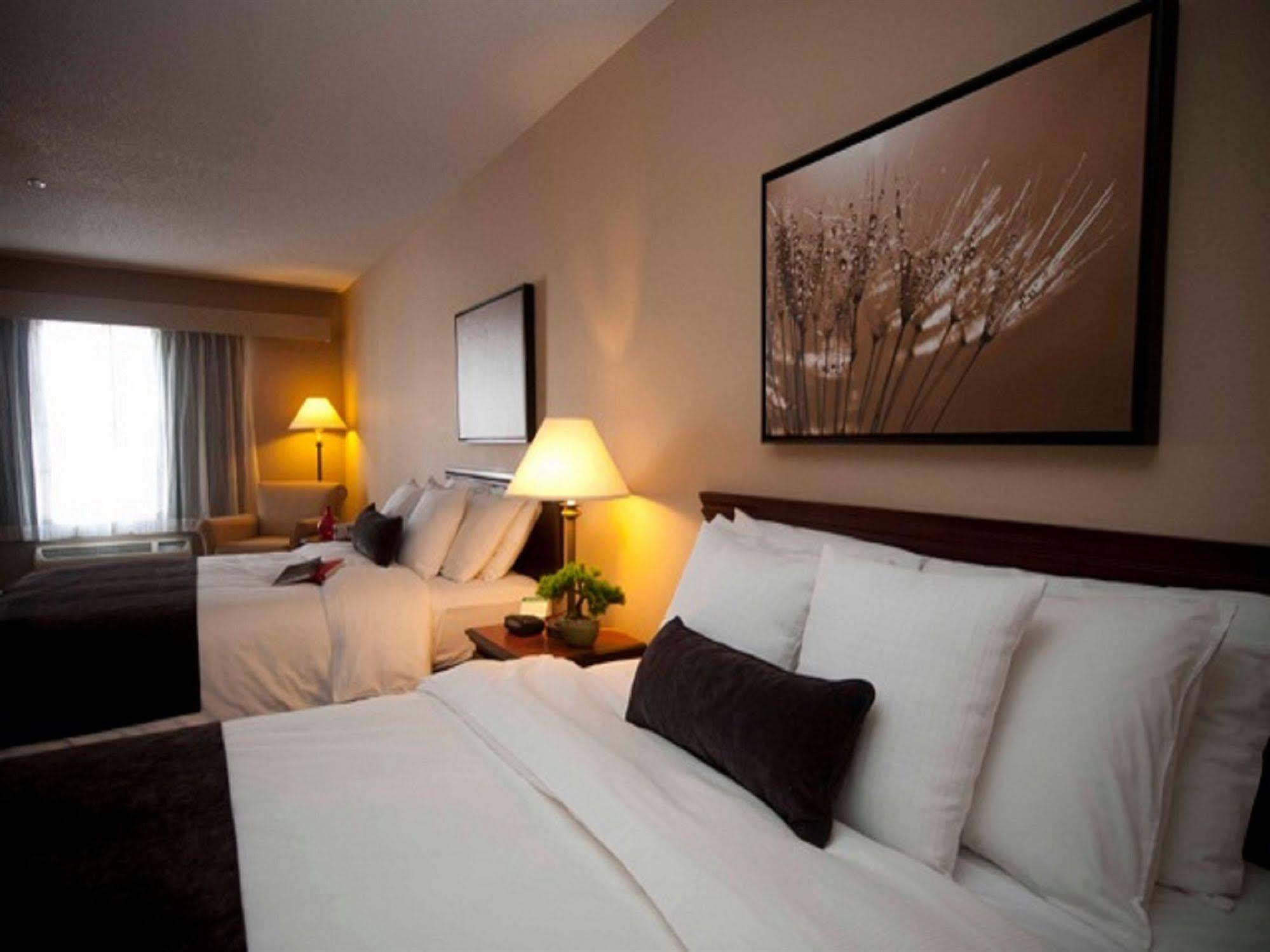 Town & Country Inn And Suites Quincy Exterior photo